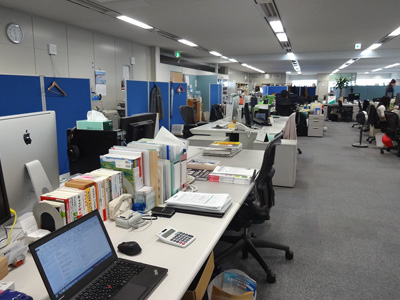 本社の社長とTV会議システムでつないで開催された取締役会(午前10時スタート)