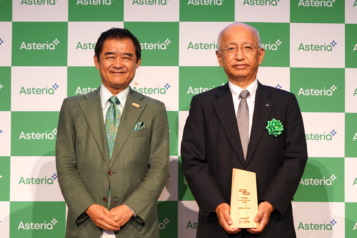 写真：平野と岡部 恵二社長