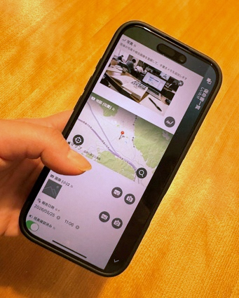 写真:復命書アプリを使用し報告をしているイメージ
