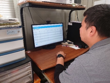 写真:現場での記録情報を事務所のPCで確認