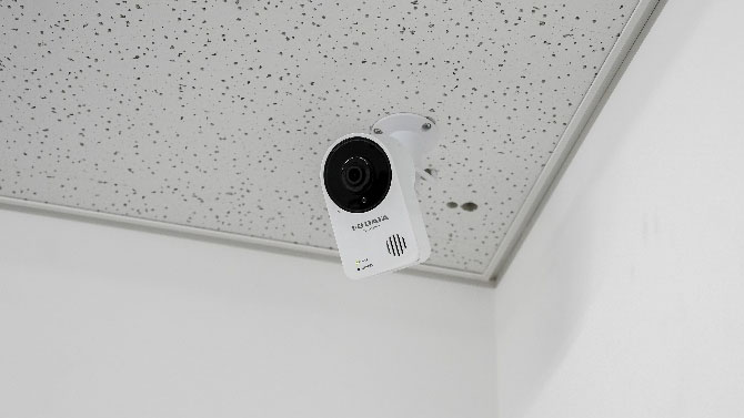 写真:天井に設置されたAIカメラ