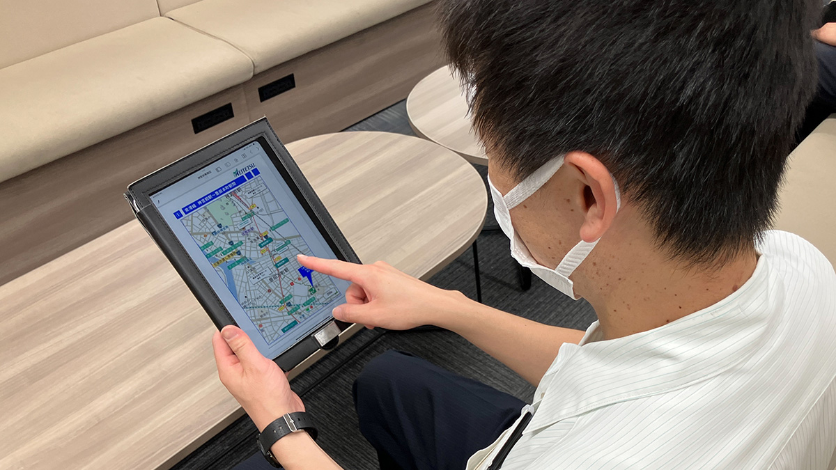 写真:タブレットで路線図を確認している様子