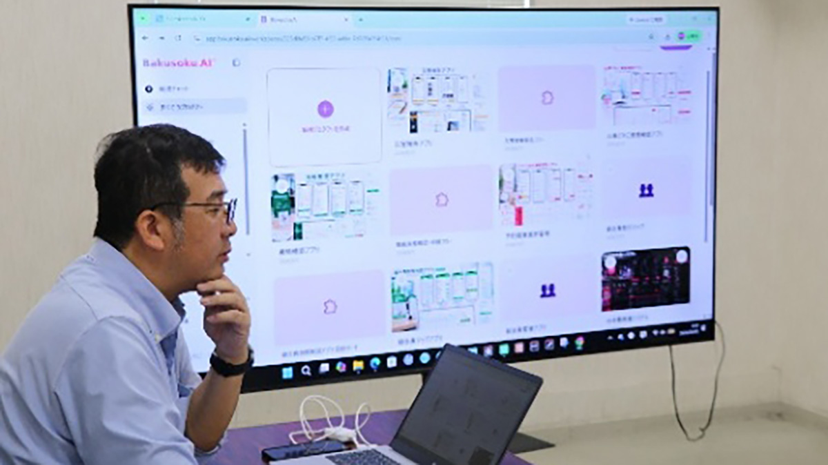 写真:作成したアプリを確認している様子